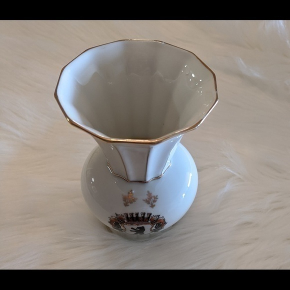 Handaugomalt German Royal Crest Vase